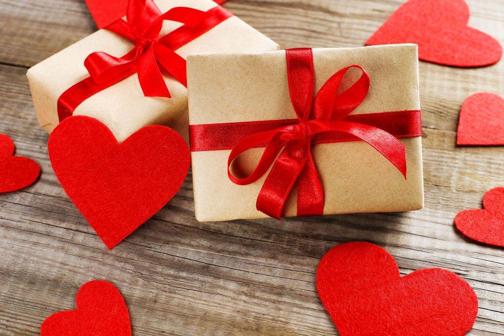 Подарки на день влюбленных в 2022 году: что подарить на 14 февраля, самые лучшие идеи