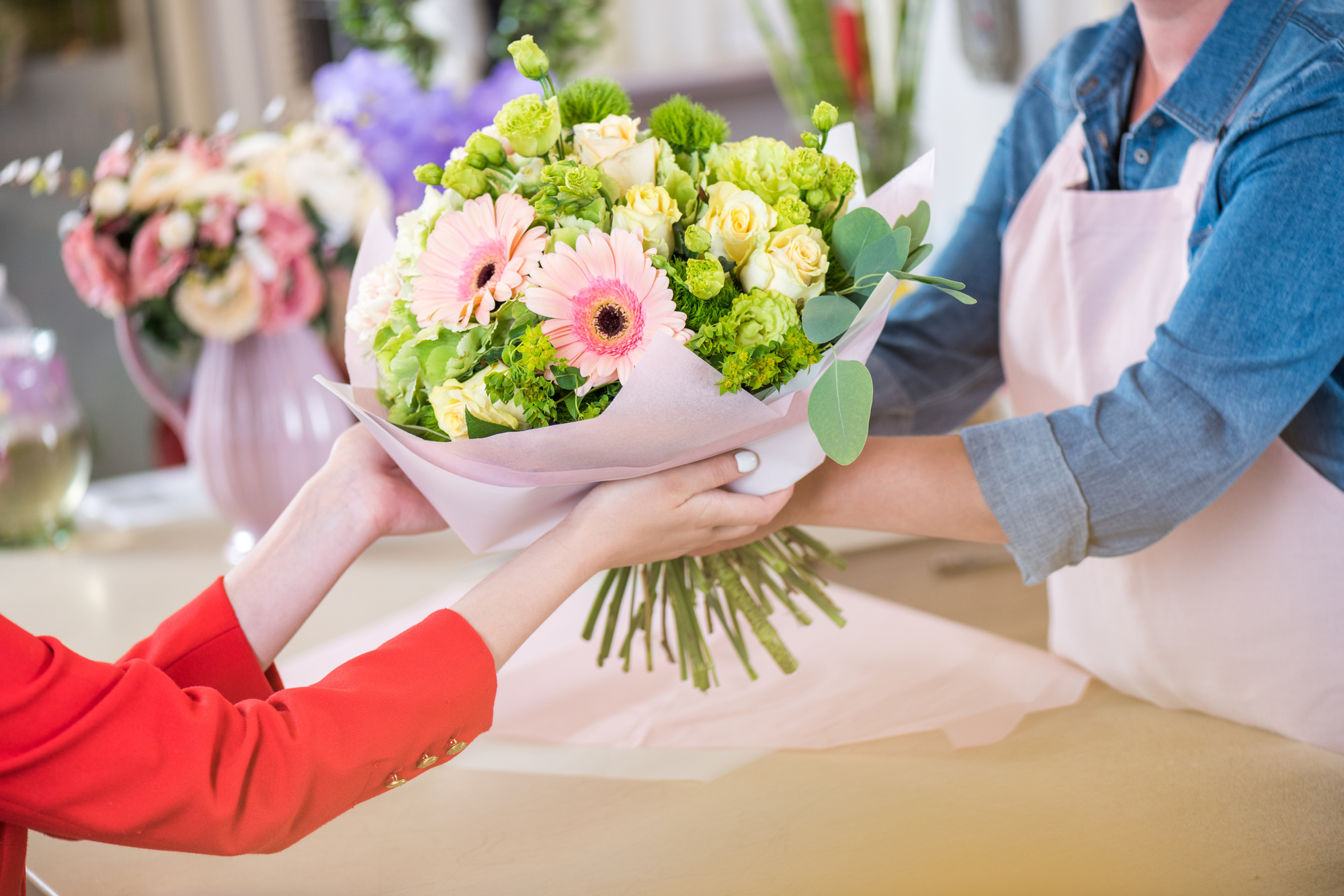 Какие цветы подарить девушке — лучший выбор на 14 февраля и 8 марта 2022