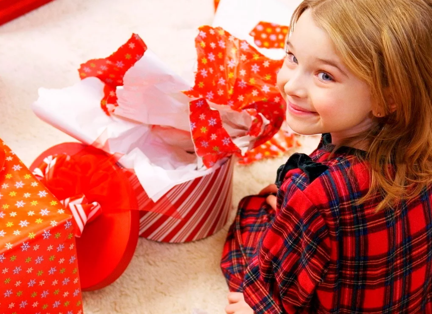 Как подарить подарок ребенку на новый год - лучшие идеи от деда мороза
