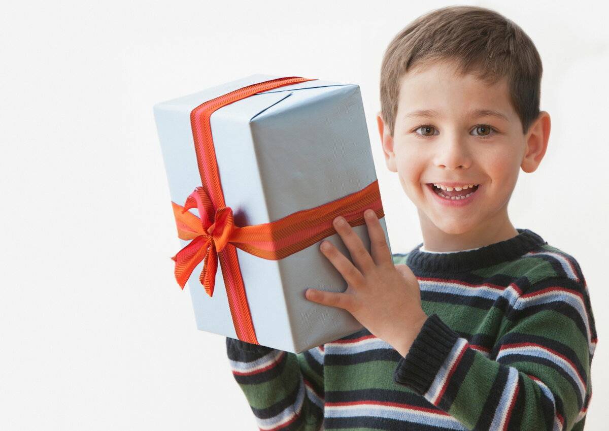 Что подарить сыну на 10 лет - 150 идей подарка на день рождения от родителей, большой список презентов от мамы и папы