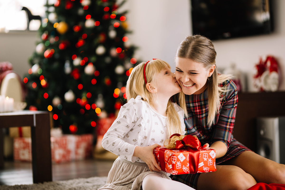 Что подарить сестре на новый год 2022: топ хороших подарков