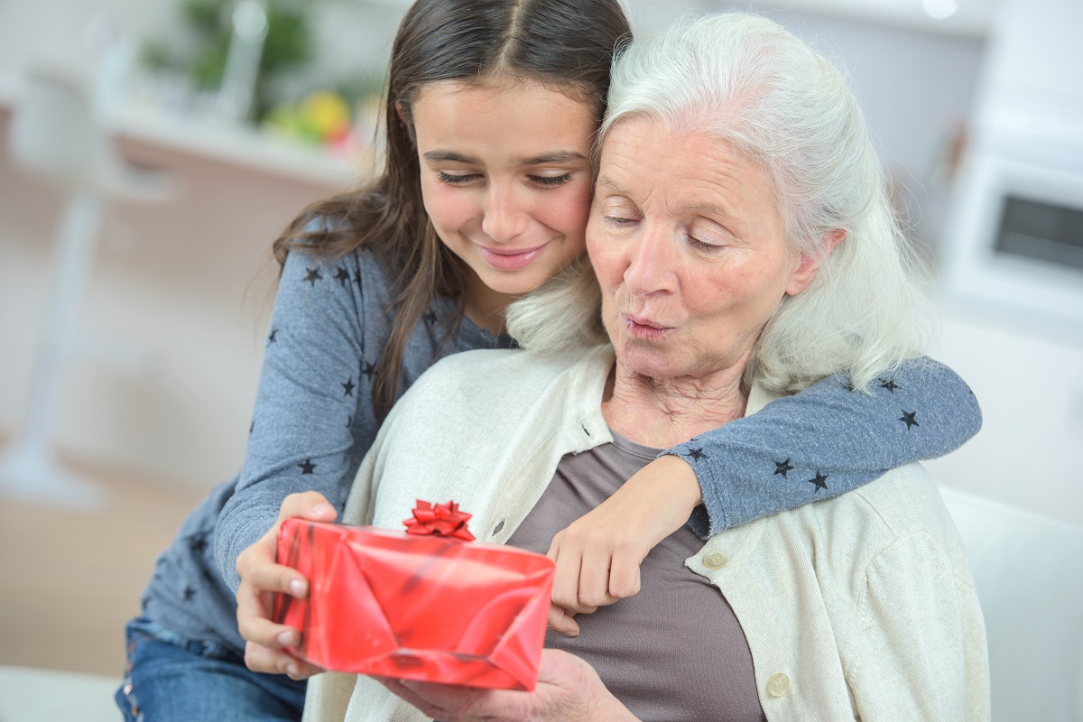 Что подарить бабушке на день рождения от внуков и детей? самые актуальные подарки.