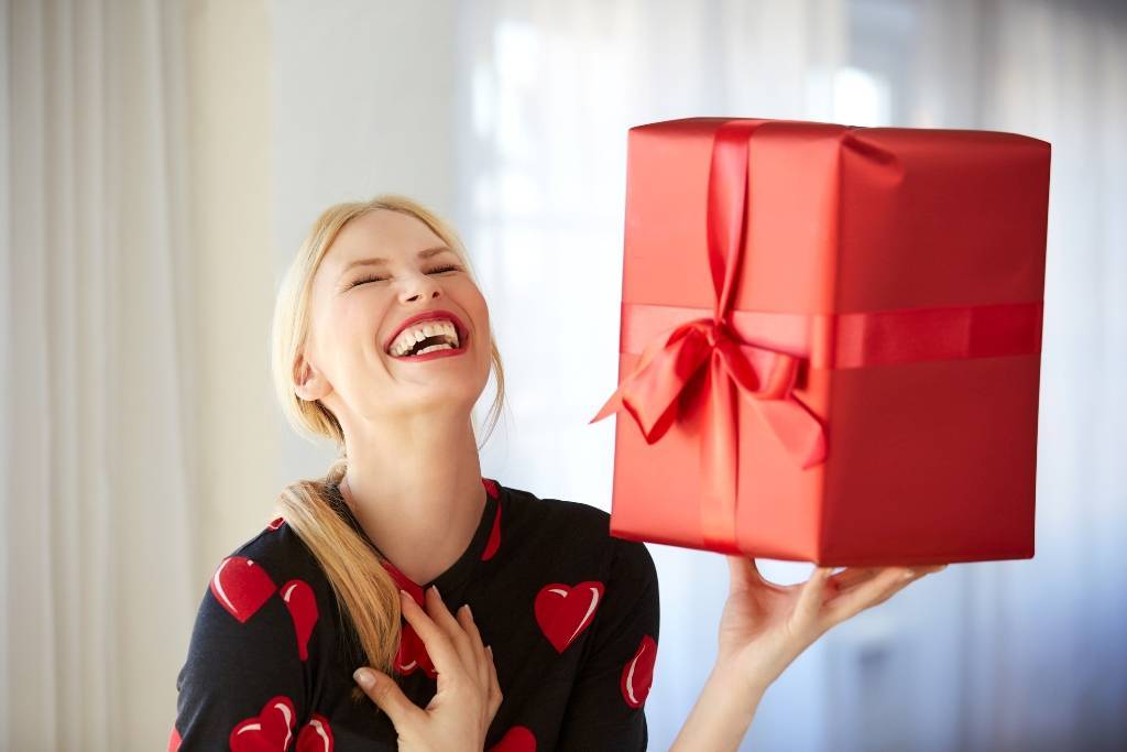 Что подарить девушке на день рождения: 50 лучших идей подарков