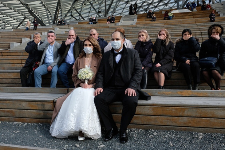 Можно ли выходить замуж в мае. Свадьба в масках. Церемония свадьбы в России. Свадьба в масках ЗАГС. Свадьбы в пандемию в России.