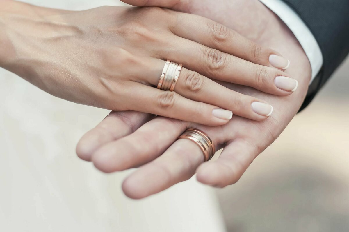 Обручальные кольца на руках влюбленных