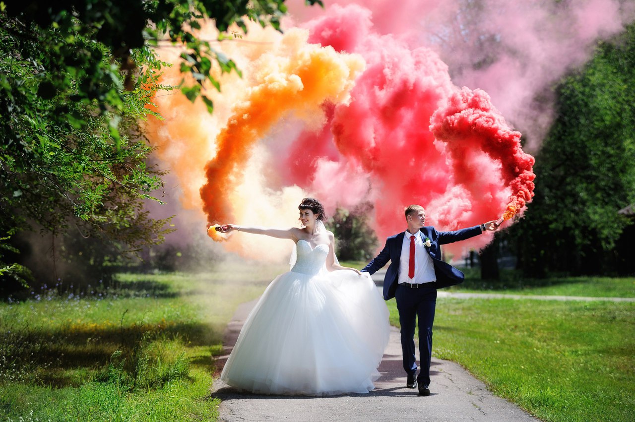 Фото с цветным дымом свадьба