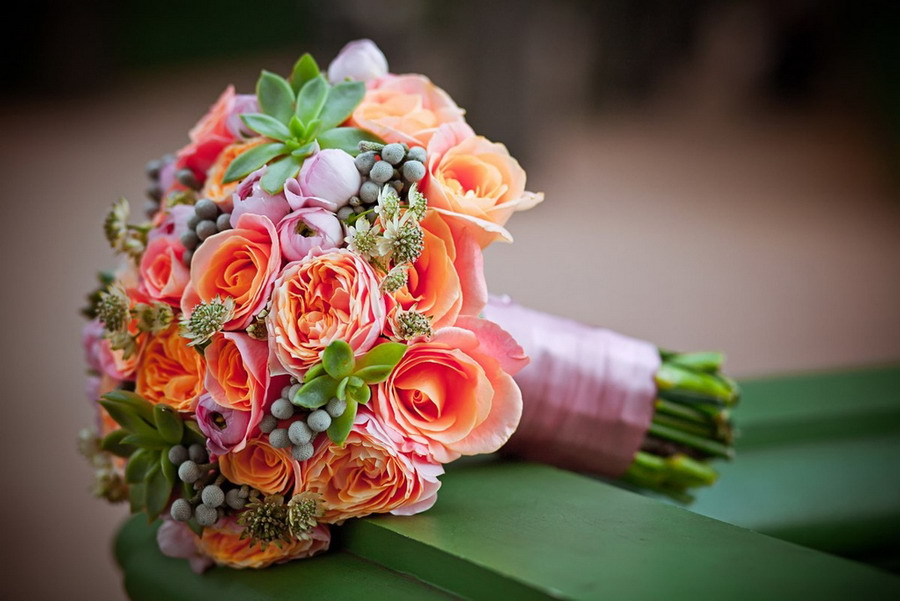 Самые красивые букеты невесты: из каких цветов составить шикарный букет, кому понравится светлый, а кому яркий аксессуар, очень необычные идеи декора с фото
