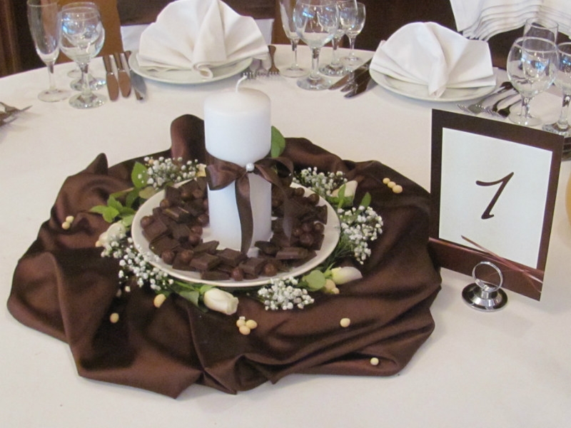 Шоколад на свадьбу - это универсальный декор и подарок для гостей на свадьбу Ведь из него можно сделать свадебные шоколадки для гостей в подарок с уникальным дизайном оберток А еще можно сделать шоколадные фигурки жениха и невесты