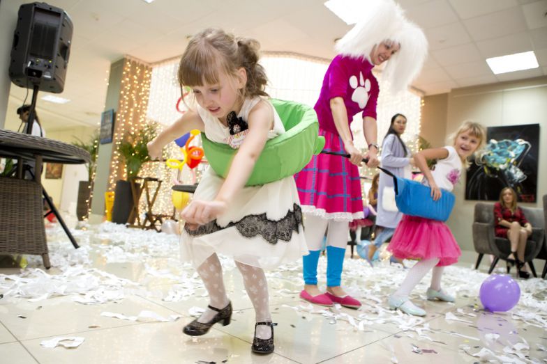 Новогодние игры для детей разных возрастов: музыкальные конкурсы и развлечения под елкой