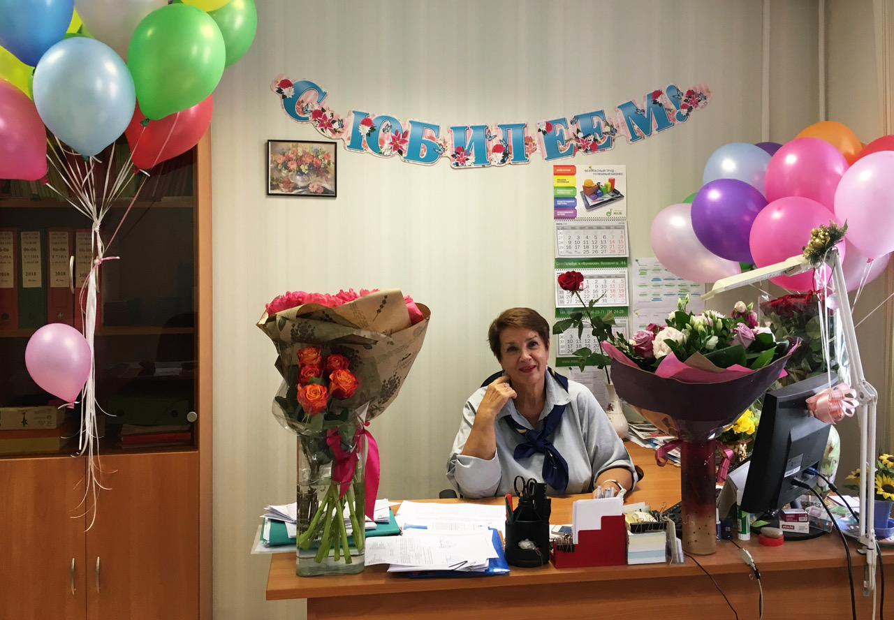 Поздравления с днем рождения коллеге-женщине: красивые и прикольные стихи, речи на день рождения коллеге