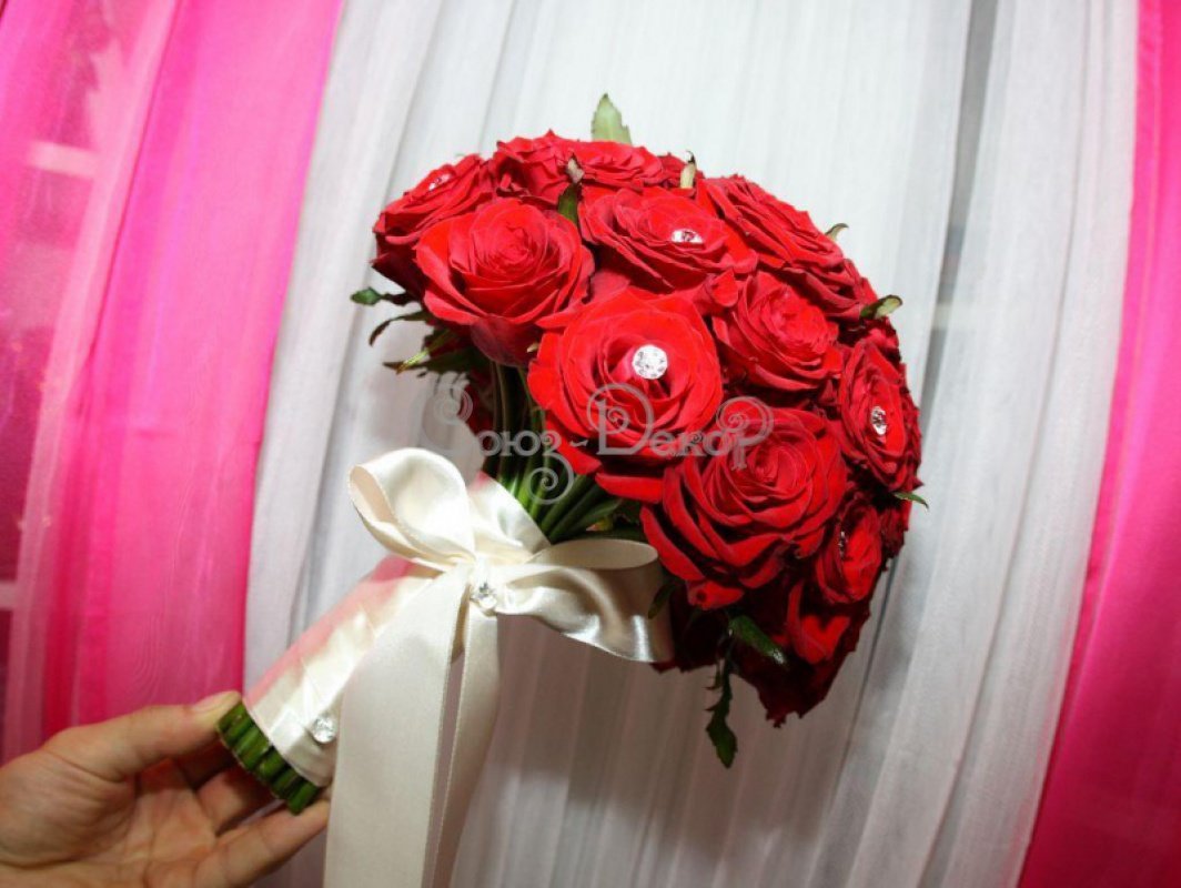 Сколько метров ленты нужно для букета роз. Букет невесты из красных роз. Букет невесты с красными розами. Свадебный букет с алыми розами. Букет невесты "красный".