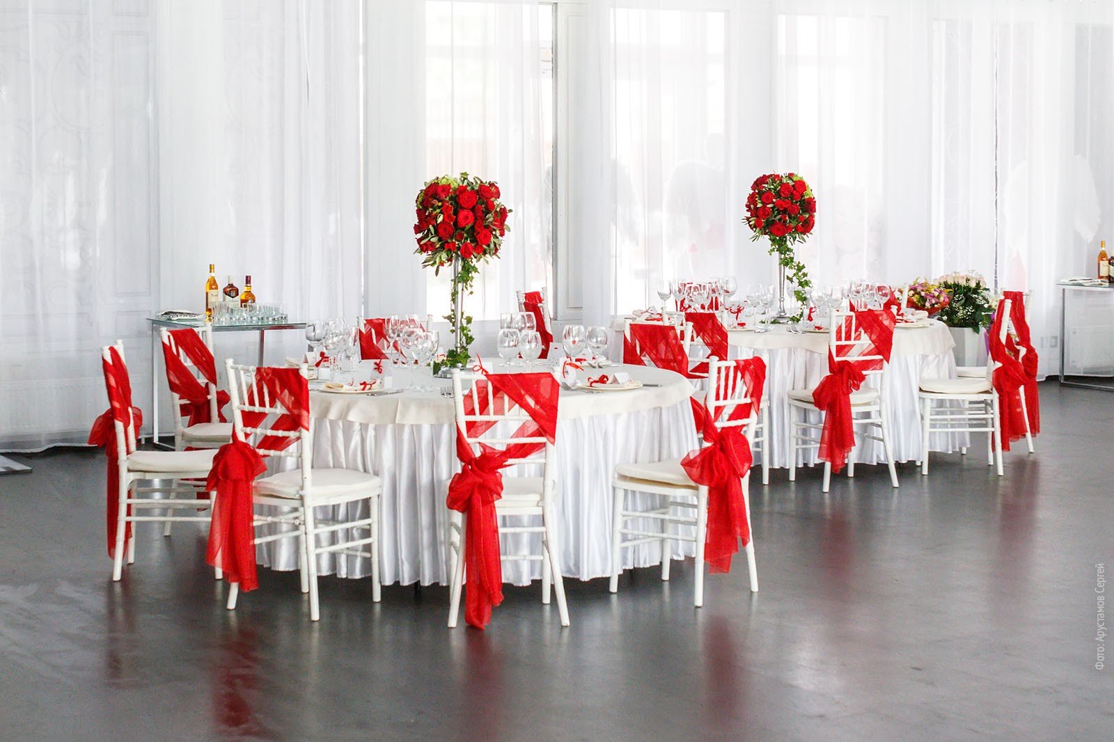 Свадьба в бело-красном цвете: страсть и невинность!