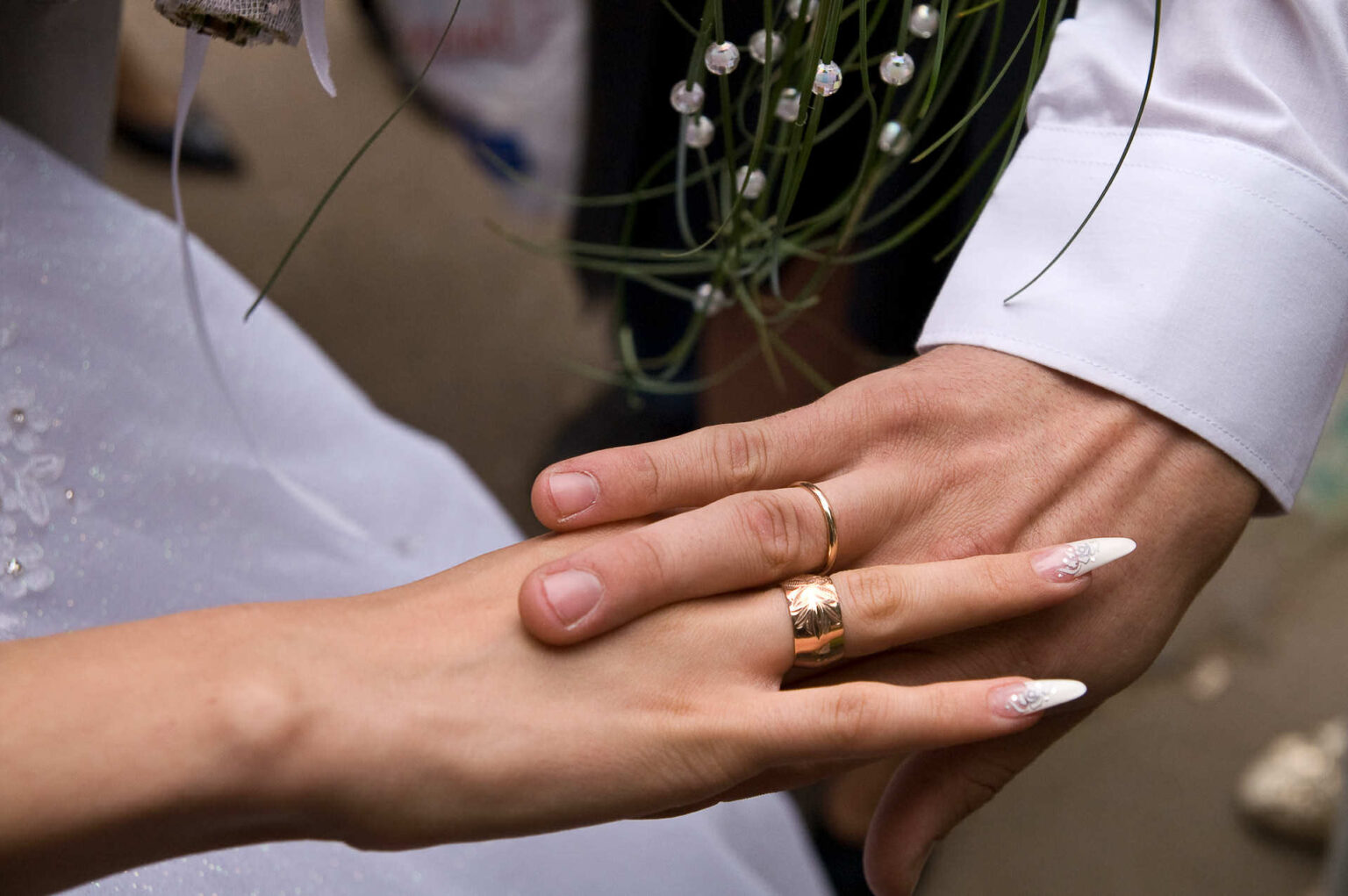 Можно носить обручальные кольца до свадьбы или нет: приметы