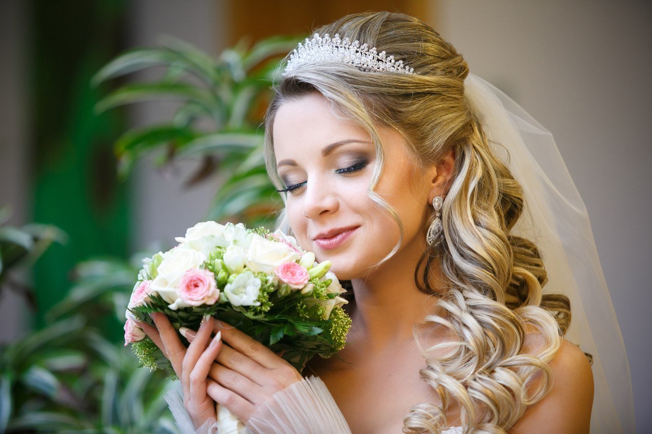 Как выбрать прическу на свадьбу для невесты под платье