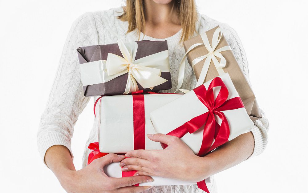 55 идей, что можно подарить жене на день рождения - список интересных подарков