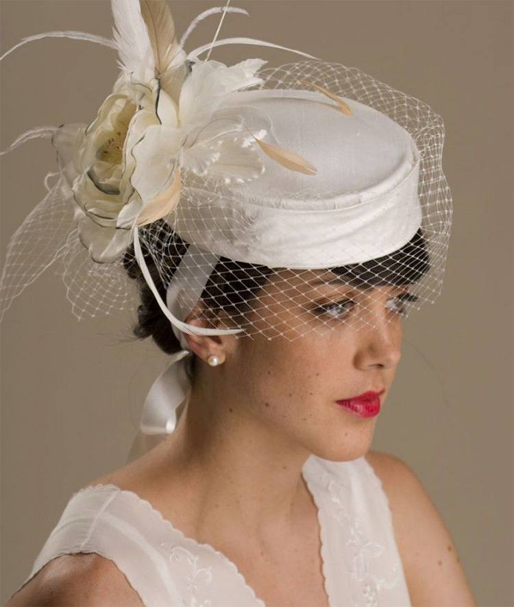 Как правильно выбрать свадебную вуалетку: советы профессионалов с примерами Свадебная шляпка с вуалью поможет сделать образ невесты более загадочным и утонченным Изготовление изысканной свадебной вуалетки своими руками