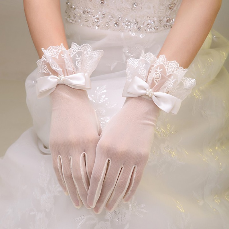 Нужны ли невесте свадебные перчатки?