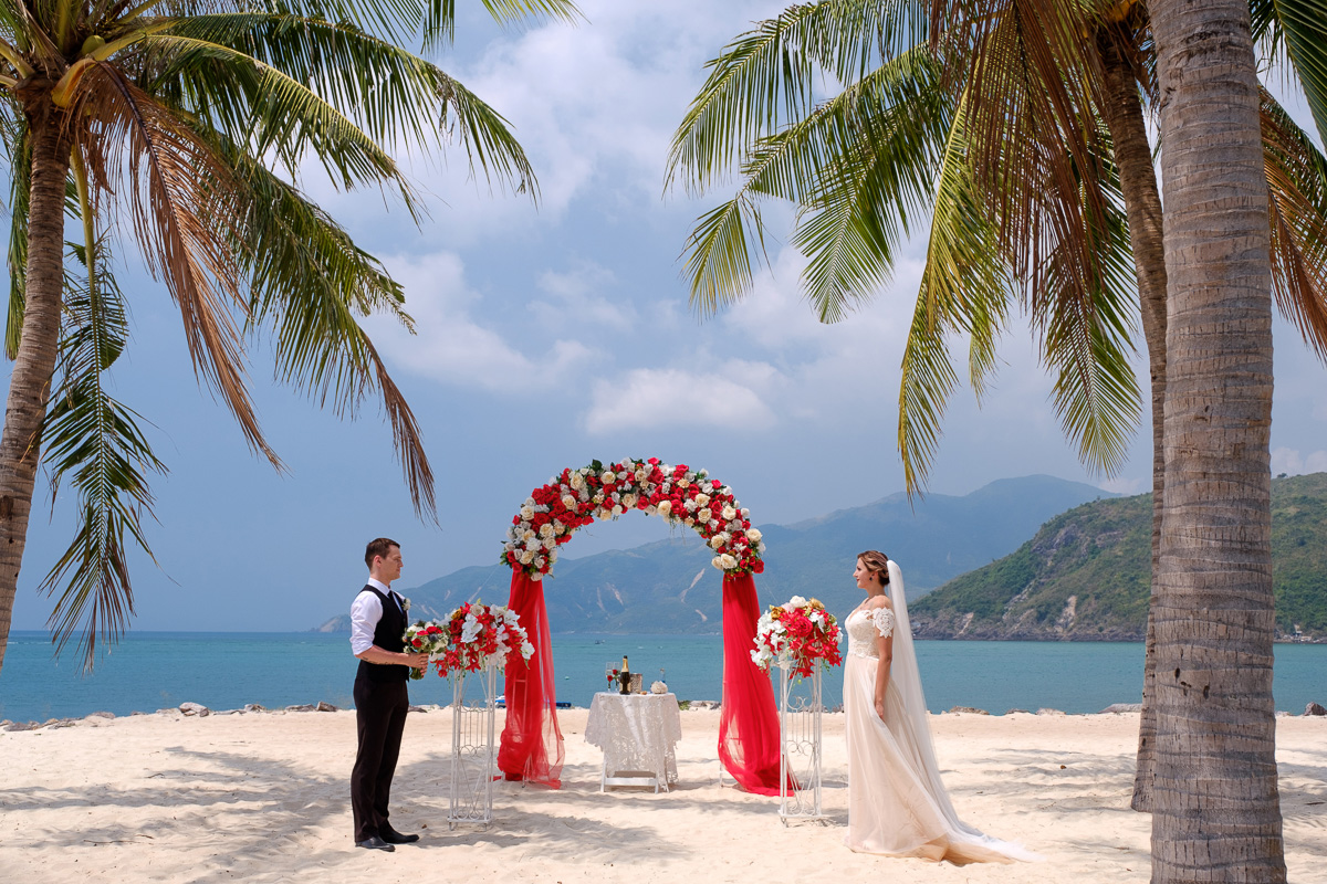 Какая в 2022 году стоимость организации свадьбы в Вьетнаме Фото красивой свадьбы в Вьетнаме Организация символической и официальной свадебной церемонии в Вьетнаме