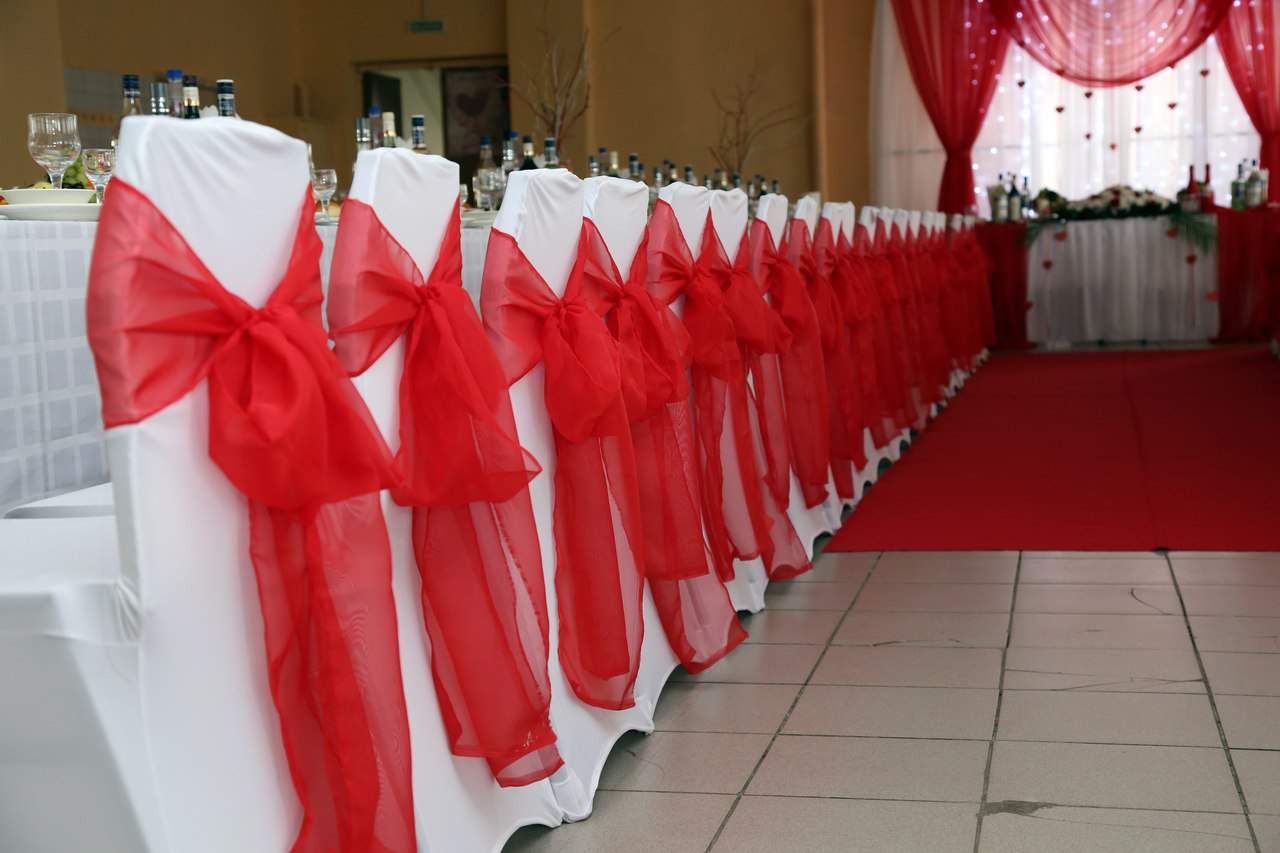 Красно-белая свадьба: оформление зала