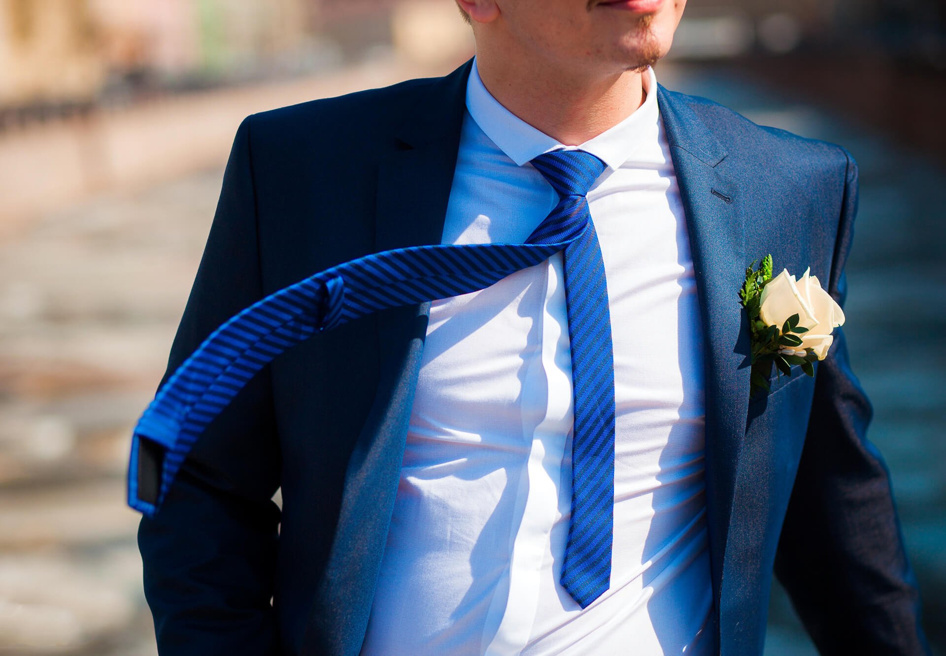 Синий костюм белая рубашка и синий галстук