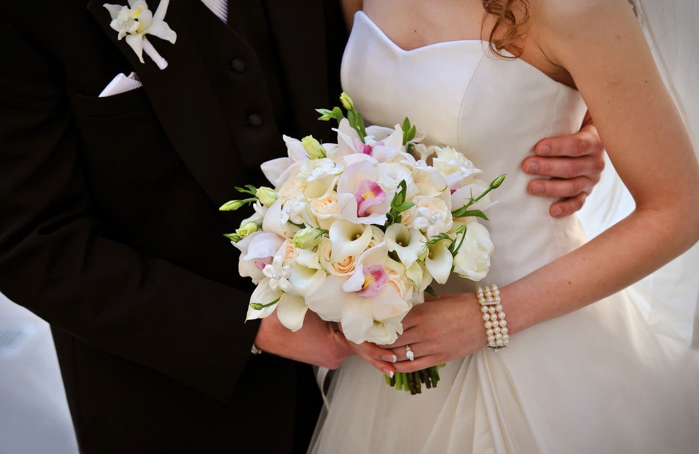 Букет невесты из роз: варианты композиций и советы флористов