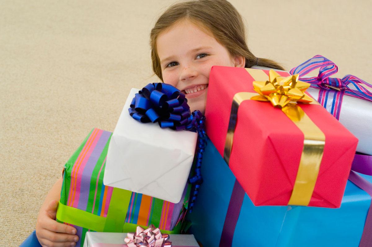 Что подарить девочке на новый год 2023?  107+ идей для подарка
