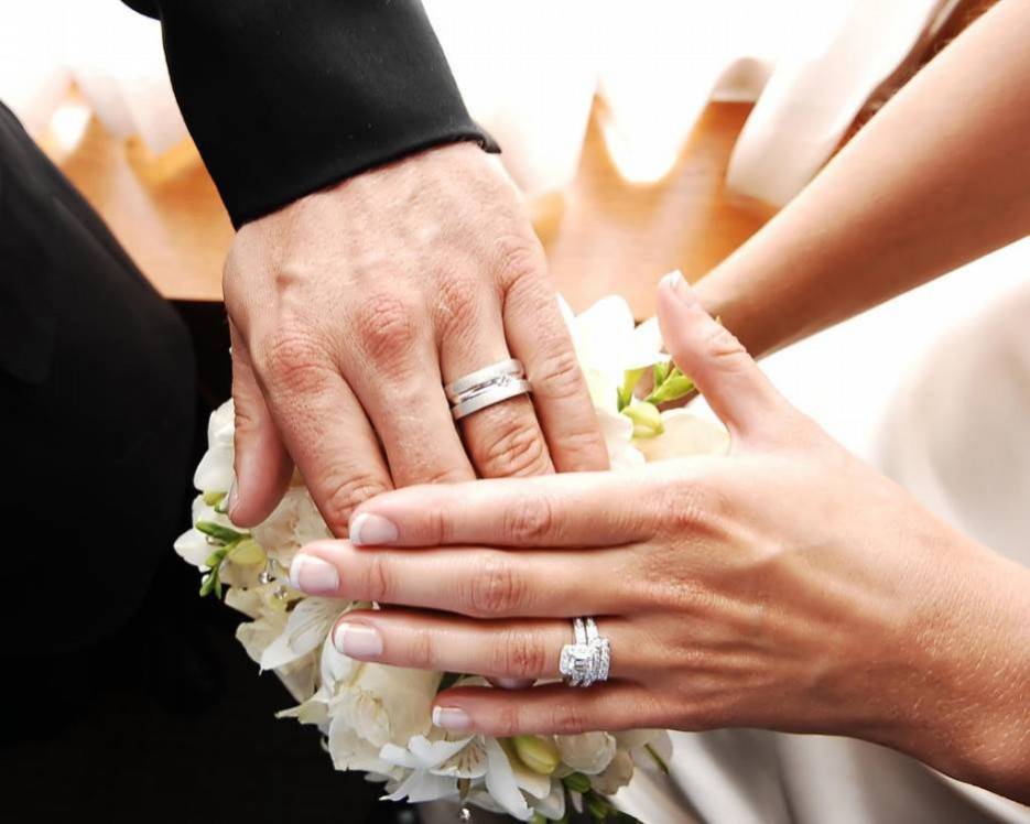 Можно ли носить обручальные кольца до свадьбы 🥗 почему нельзя мерить незамужней девушке, можно ли дарить или показывать кольцо невесте заранее, примета