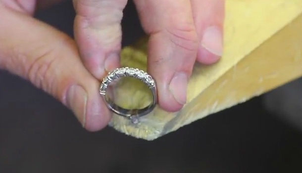 Ли уменьшить золотое кольцо. Уменьшение размера кольца с камнем. Увеличение кольца вставкой. Серебряная вставка для уменьшения размера кольца. Шлифовка ювелирных изделий.