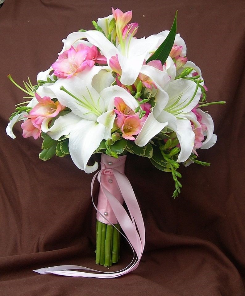 Какой лучше всего выбрать свадебный букет для невесты из лилий - белого или бело-синего цвета Фото красивых свадебных букетов, составленных из лилий различных цветов