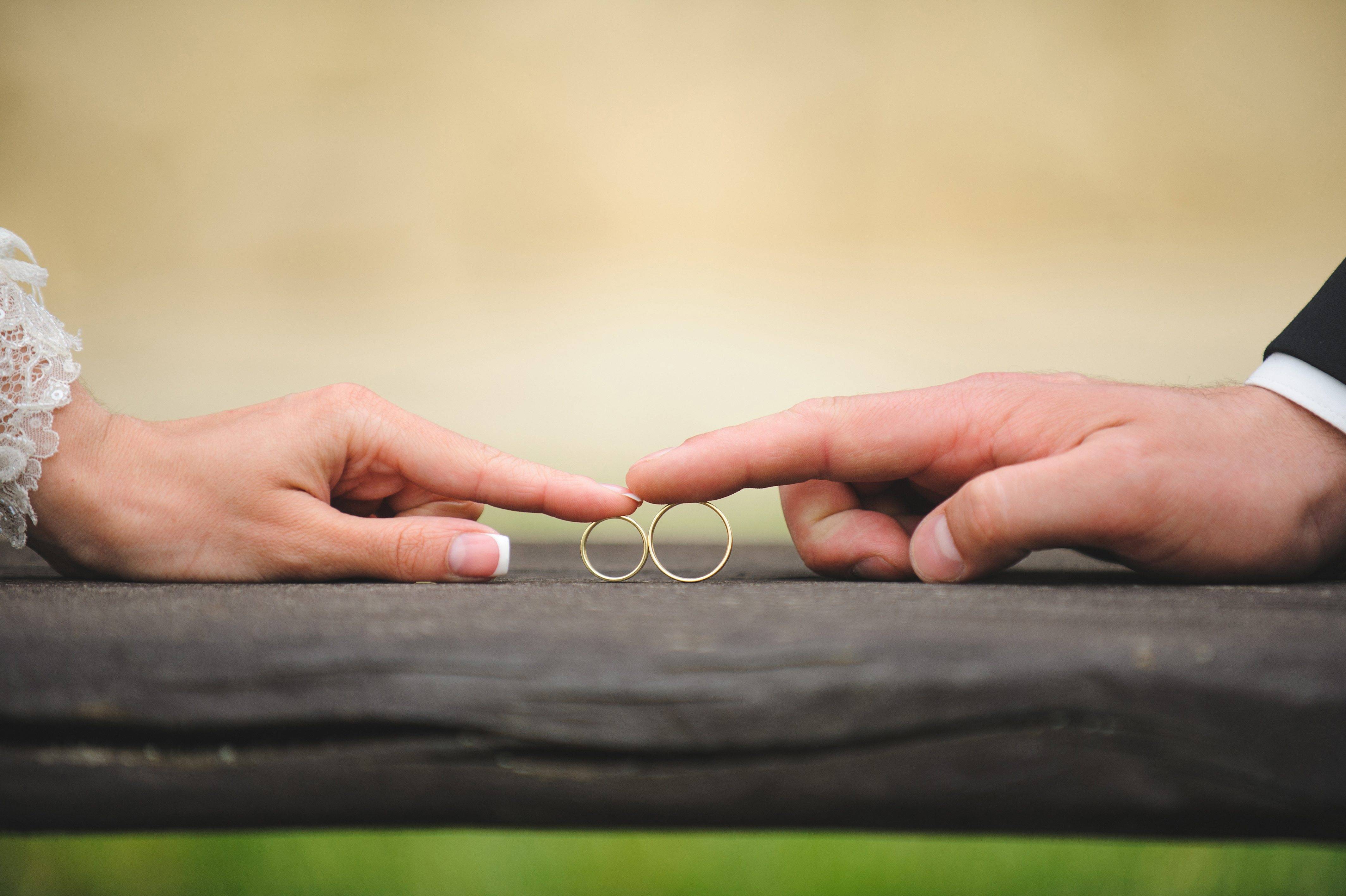 В 16 лет брак можно ли. Кольца жениха и невесты. Обручальные кольца жених и невеста. Свадьба руки с кольцами. Обручальные кольца картинки.