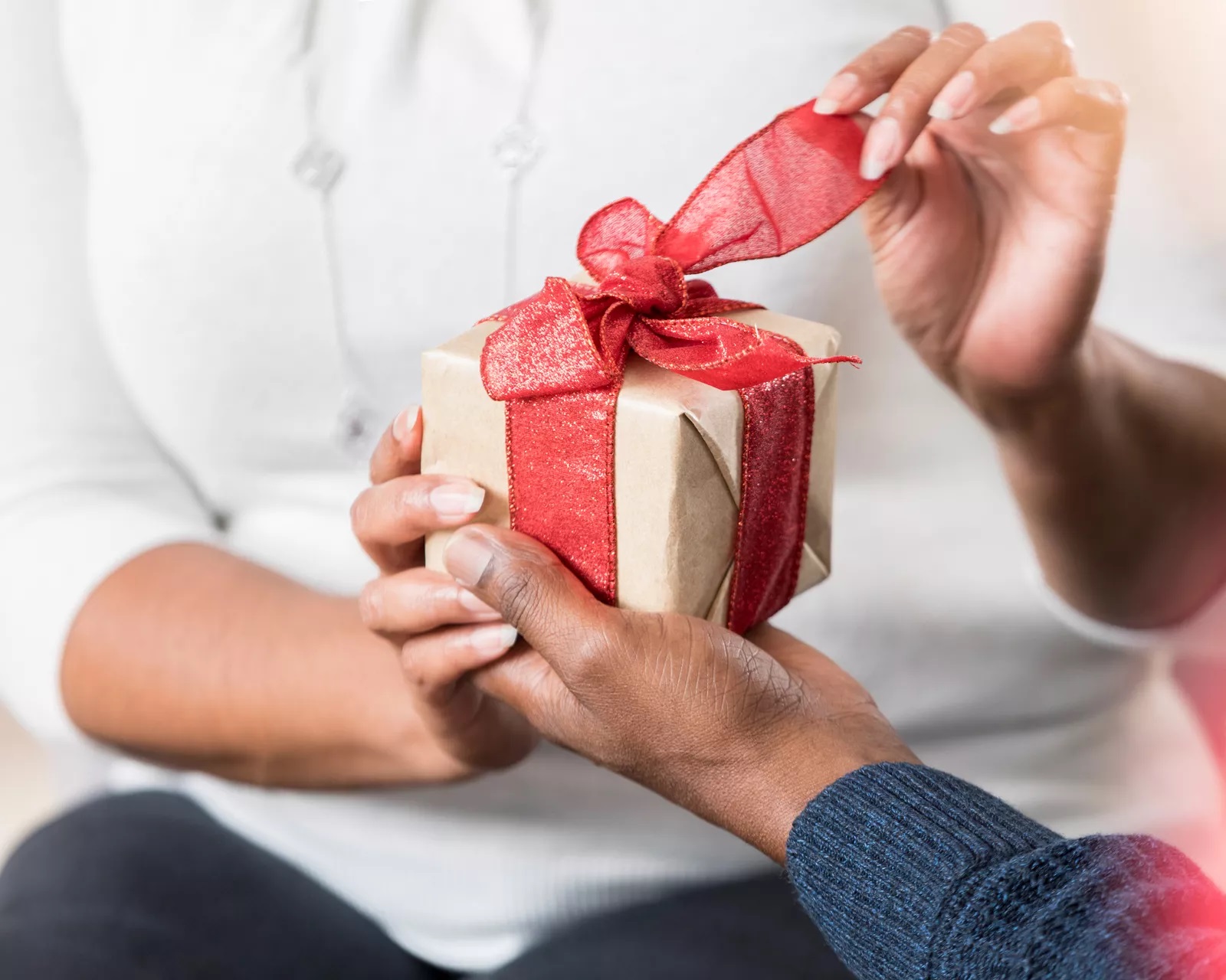 Мега 44+ идей что подарить жене друга (в примерах), советы и поздравления | лучшие идеи подарков