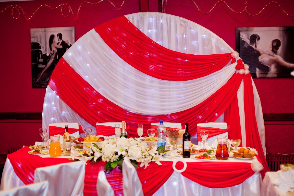 свадебное оформление зала в красном цвете