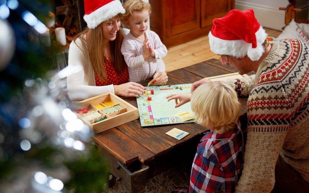 Новогодние игры за столом для детей, взрослых и компании друзей