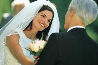 Накидка на свадебное платье на свадьбу и венчание для осени Фото невесты с накидкой на плечах: меховой, с капюшоном, вязаной, из лебяжьего пуха