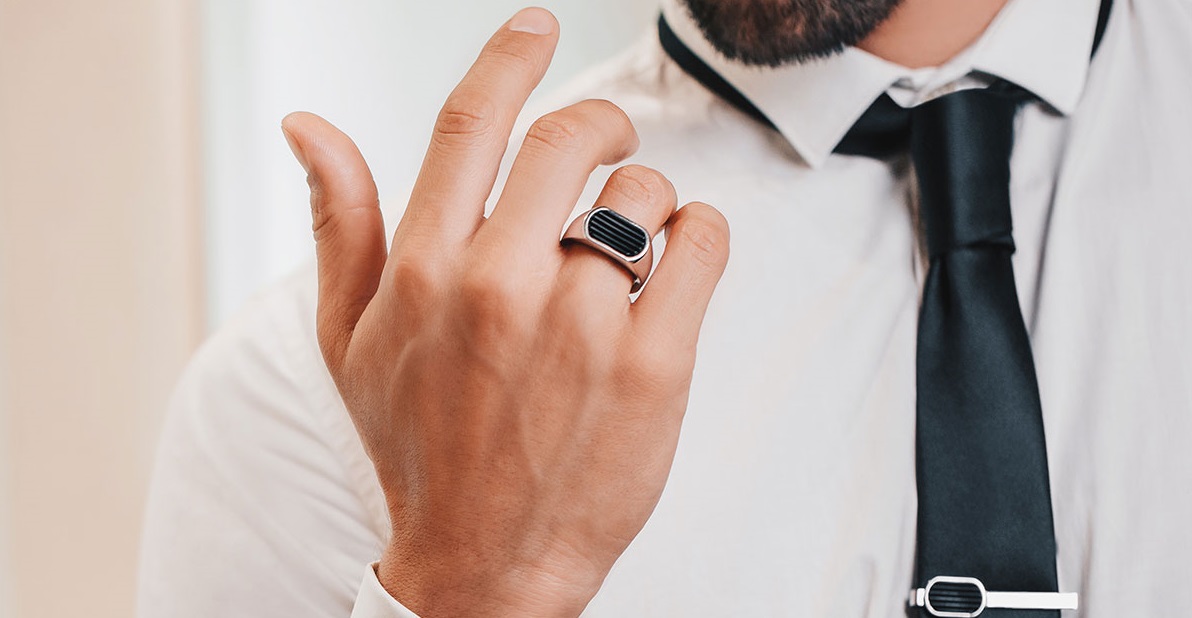 На каких пальцах мужчины носят кольца и перстни — что они обозначают
