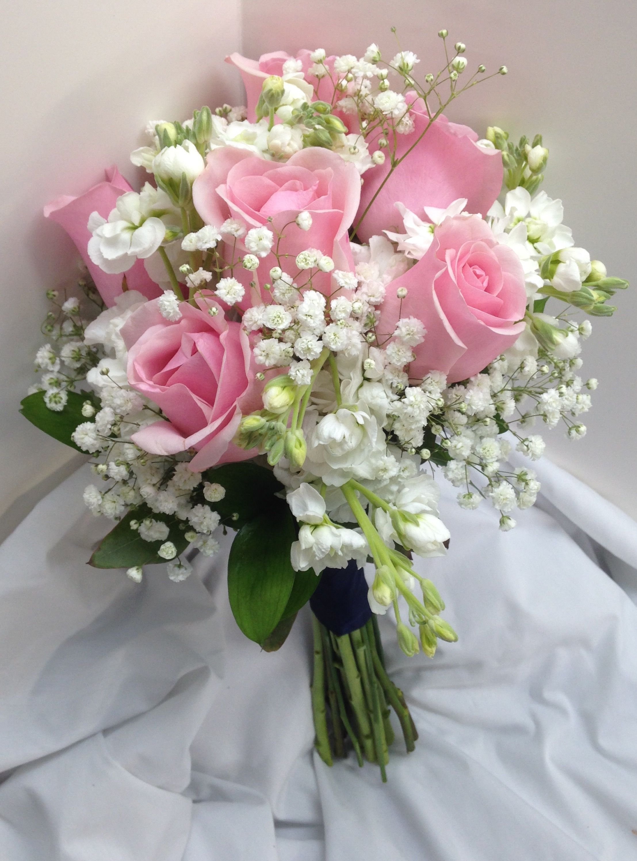 Букет невесты из роз – пионовидных и кустовых в сочетании с пионами, фрезией и другими цветами с фото