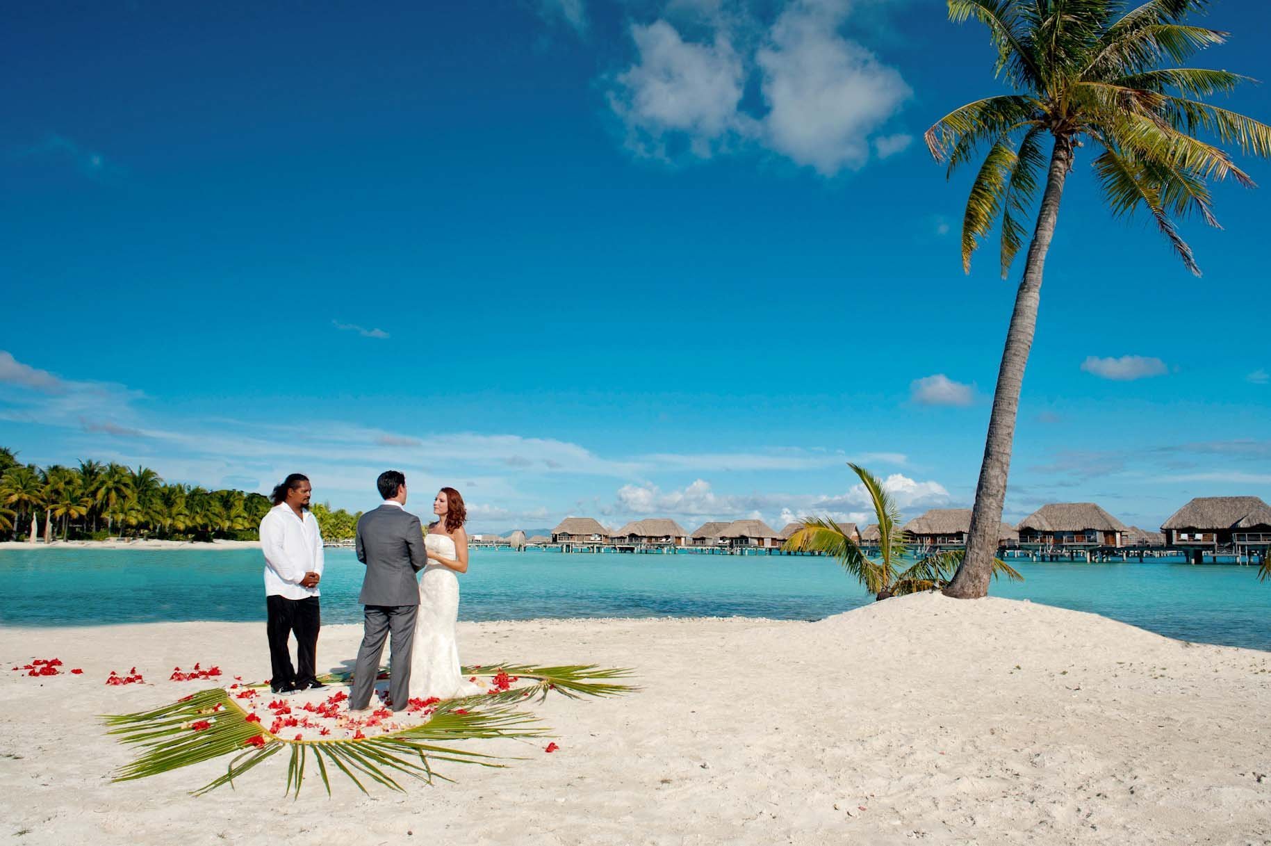 Мальдивы стоимость на двоих. Свадебная церемония на Бора Бора. Свадьба на Филиппинах. Свадьба на островах Бора Бора. Свадебная церемония на Кубе.