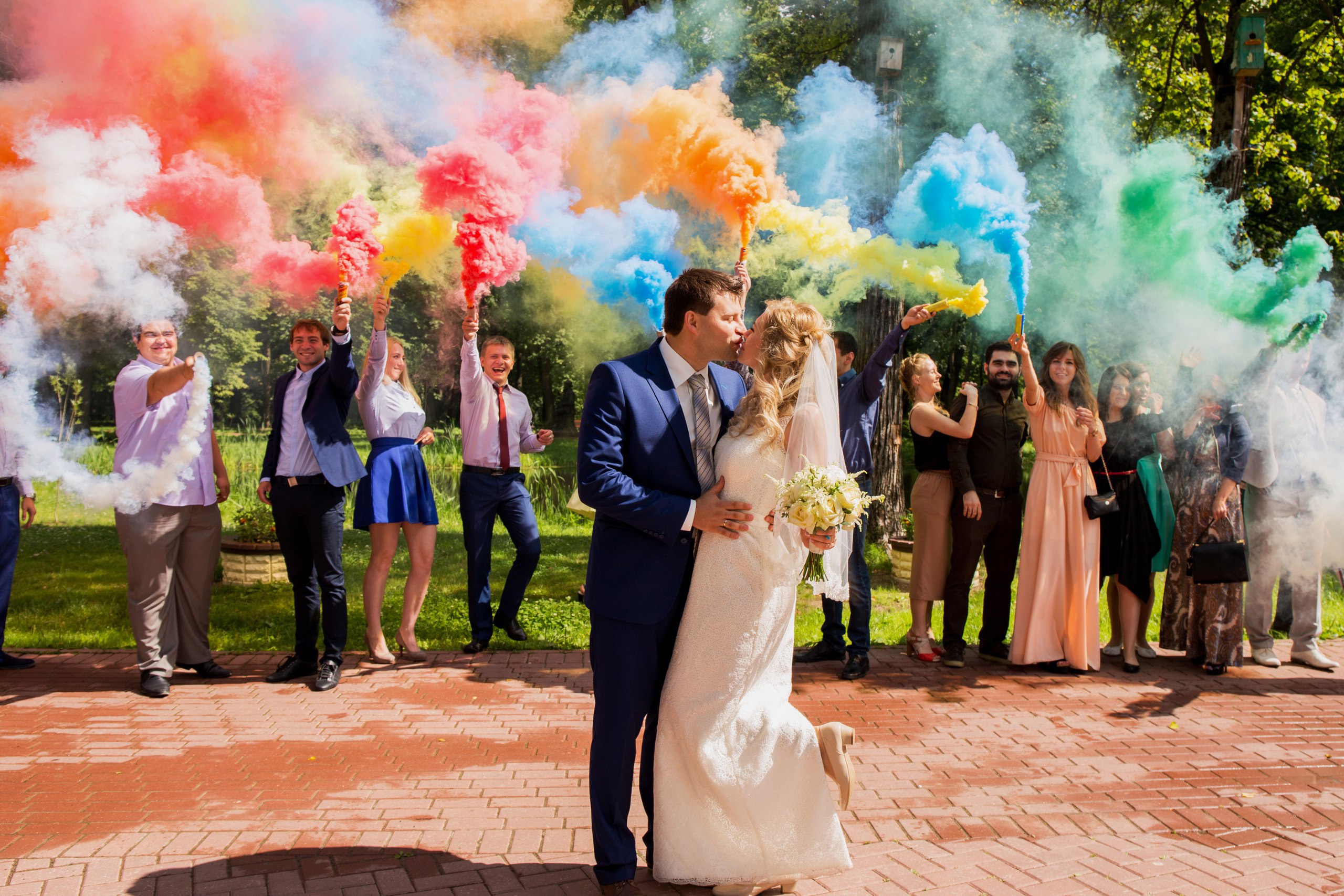 Цветной дым на свадьбе – оригинальный спецэффект для настроения