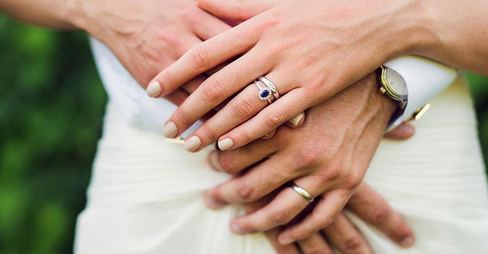 Носить обручальные кольца до свадьбы или нет: приметы