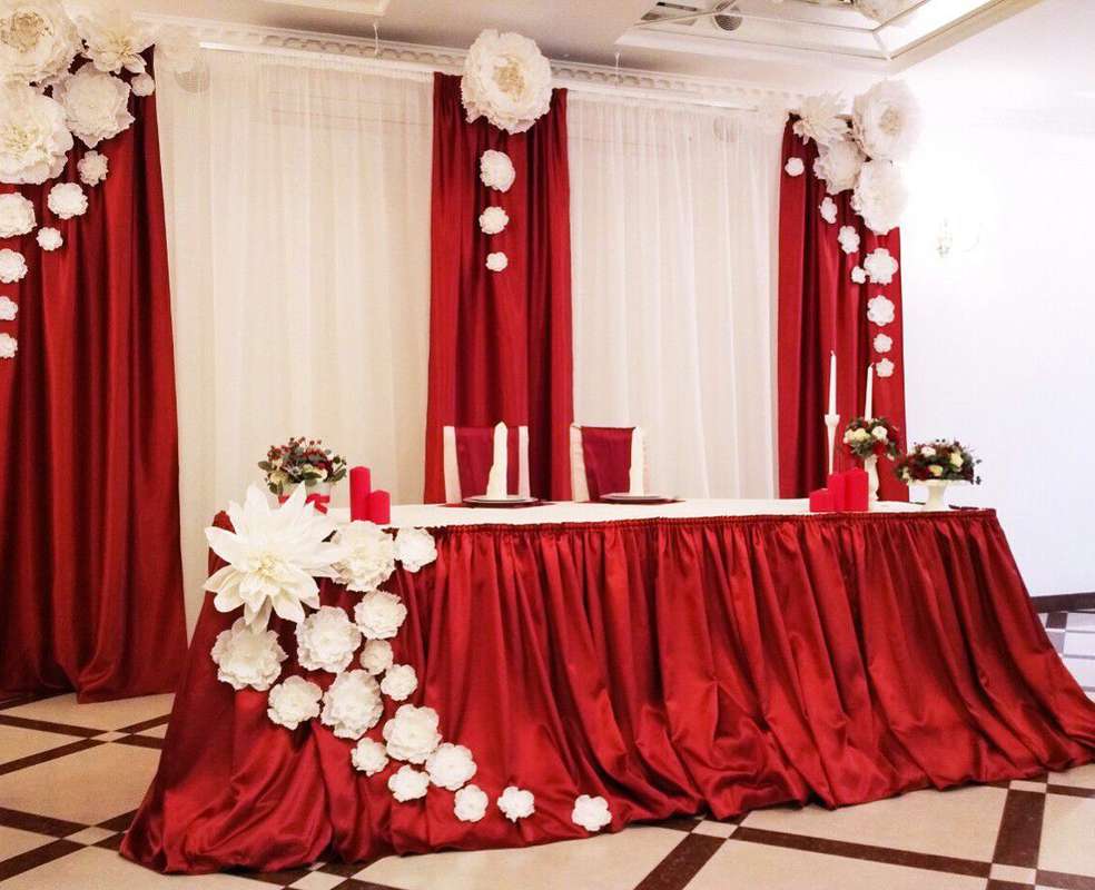 Бело-красная свадьба: откровенно яркая палитра декора