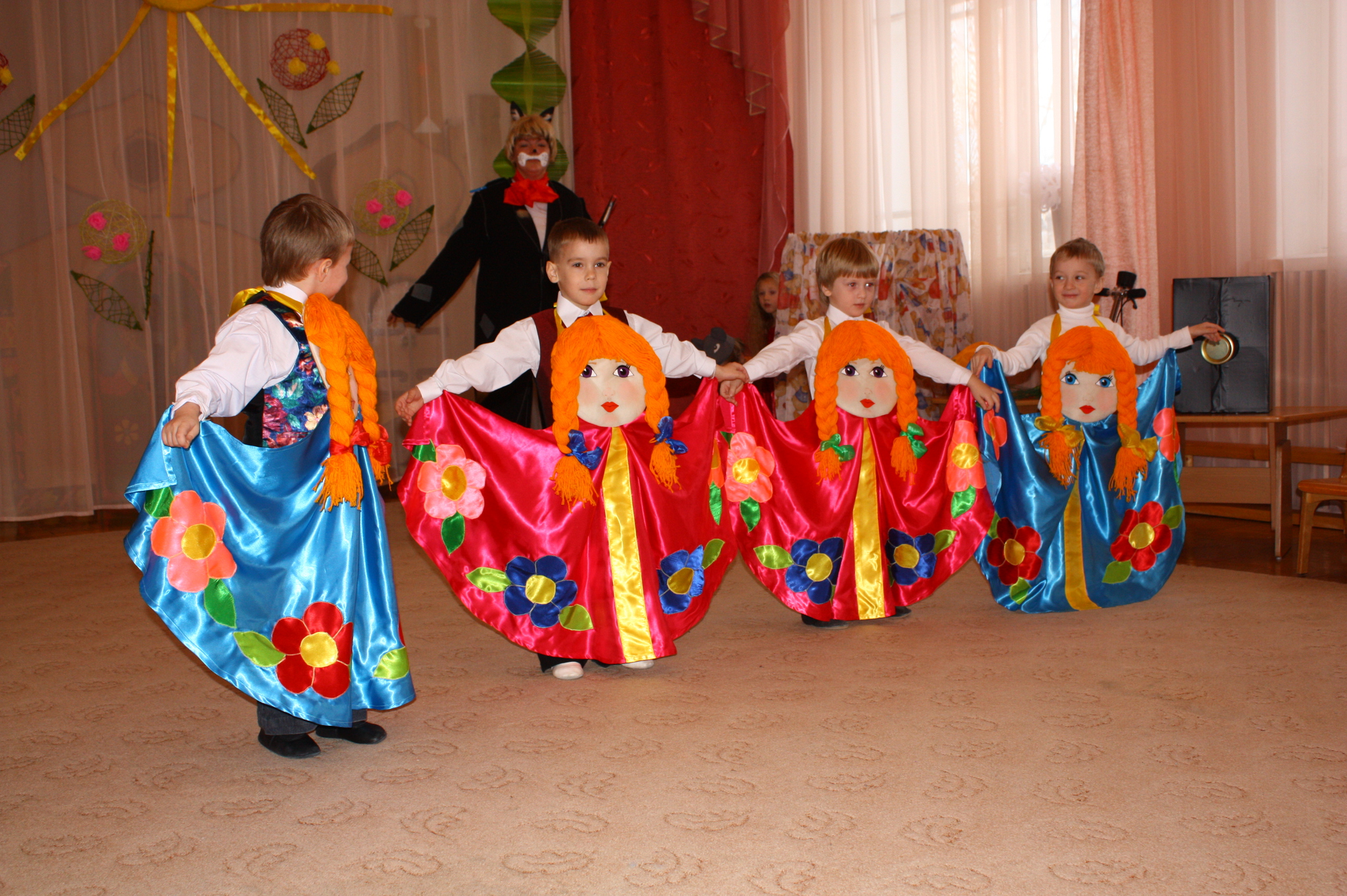 Танцы детей праздник. Костюмы для детей в детском саду. Танцевальные костюмы для детей в детском саду. Театр для детей в детском саду. Атрибуты для танцев.