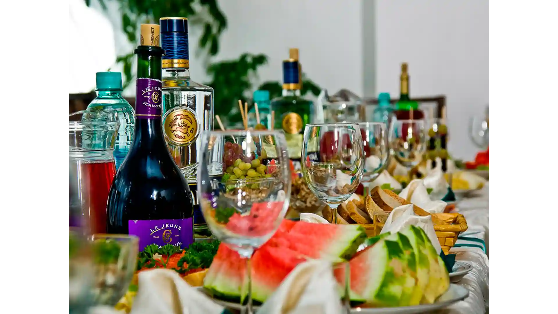 1 мая вино. Накрыть праздничный стол. Накрытый стол. Напитки на свадебный стол. Накрытый стол с едой и алкоголем.