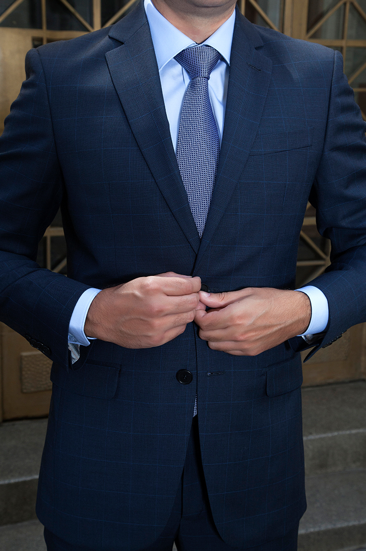 Синий костюм белая рубашка и синий галстук