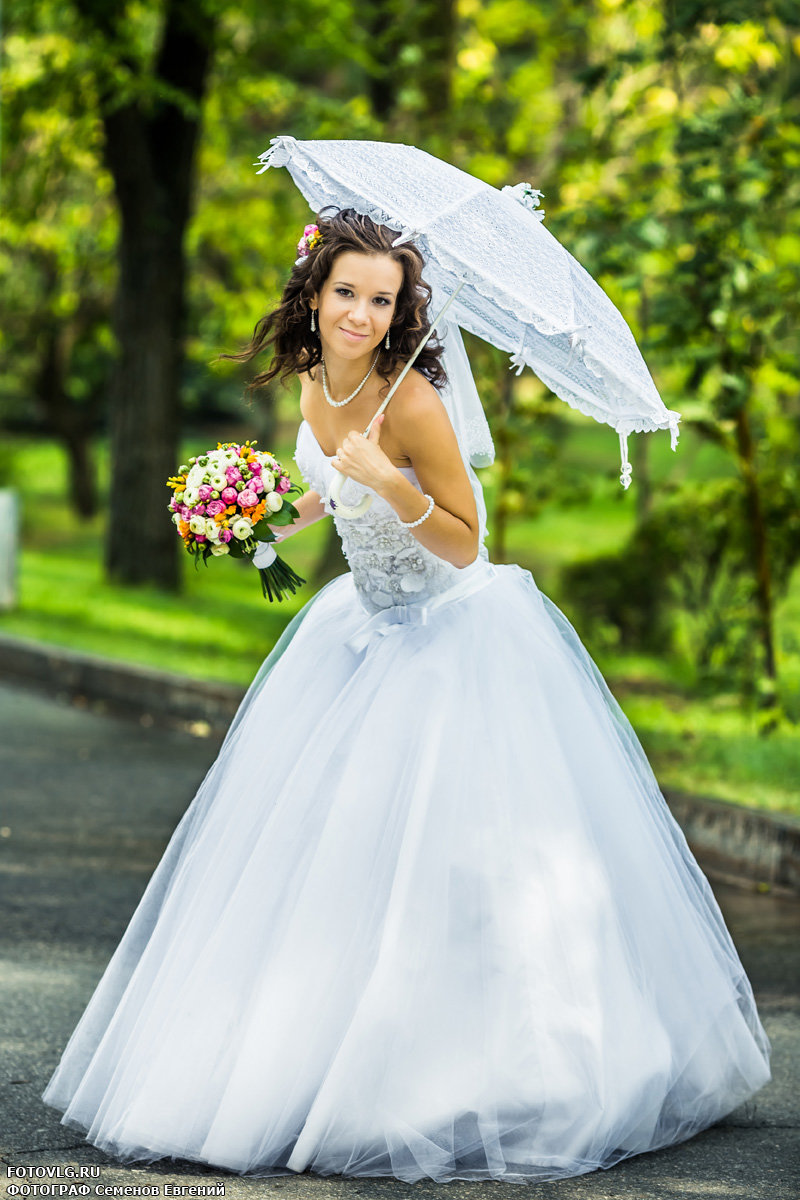Белый свадебный зонт для невесты — это элегантное и стильное украшение образа Как выбрать кружевной зонтик на свадьбу Что делать, если свадьба назначена в дождливое время — выбор красивого зонта от дождя