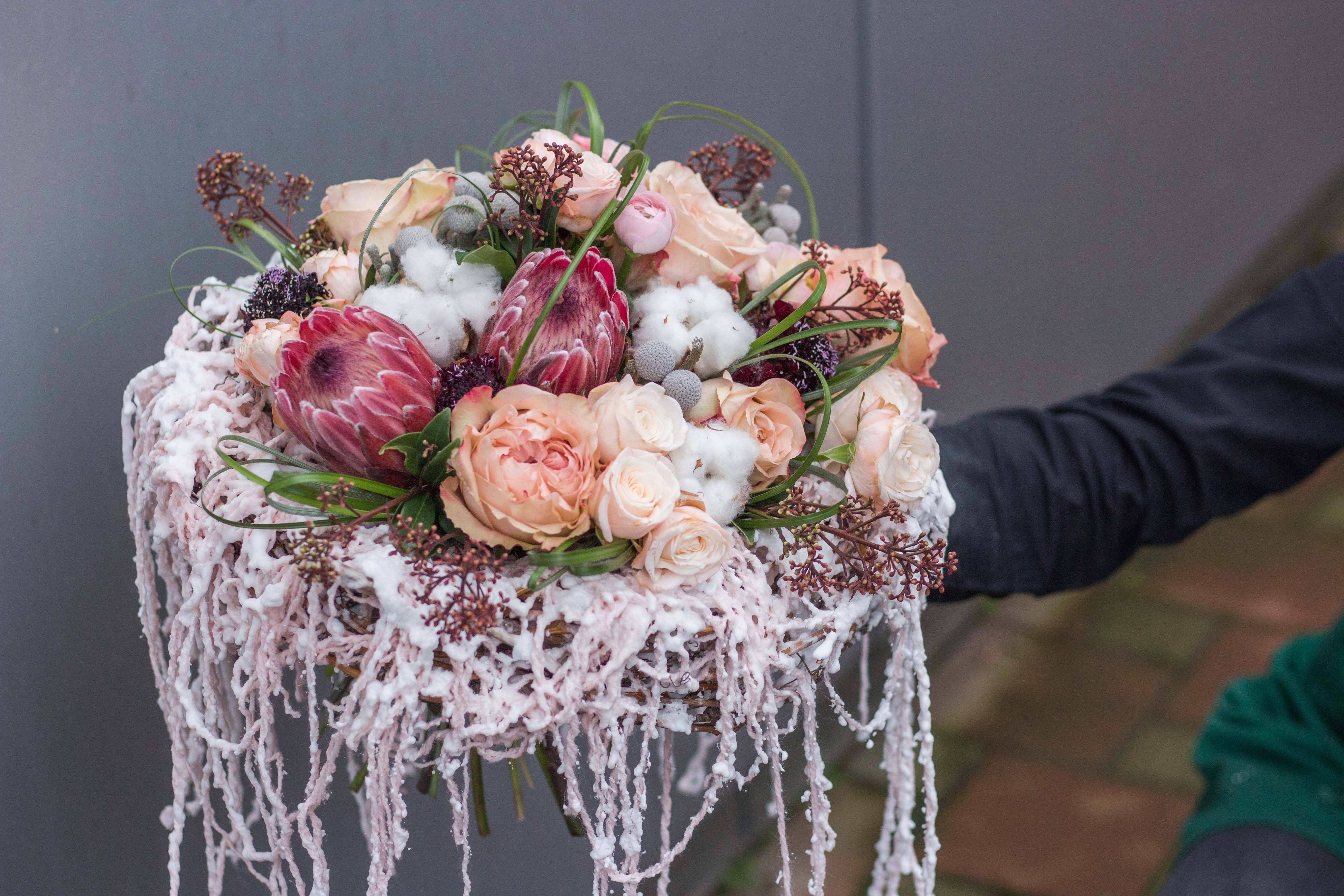Какой лучше всего выбрать букет для невесты на свадьбу Фото лучших нежных свадебных букетов невесты с яркими цветами Сколько стоит красивый нежный букетик в 2022 году