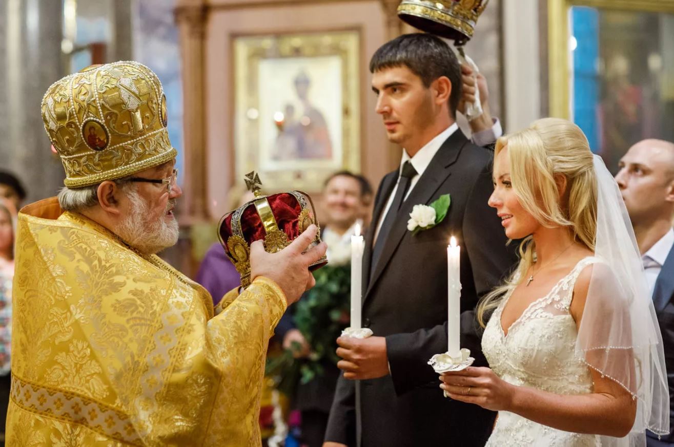 Православные женихи. Венчание Свиридов. Церемония венчания в церкви. Жених и невеста в церкви. Свадьба в церкви.