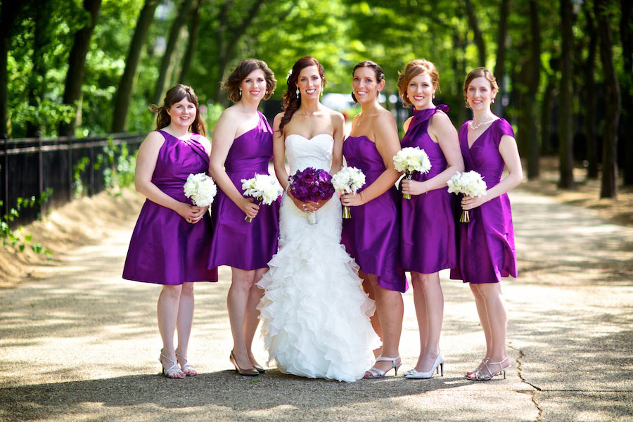 Цвет свадьбы фото. Свадьба в сиреневых оттенках. Фиолетовая свадьба. Невеста в сиреневом стиле. Свадьба в фиолетовом стиле.