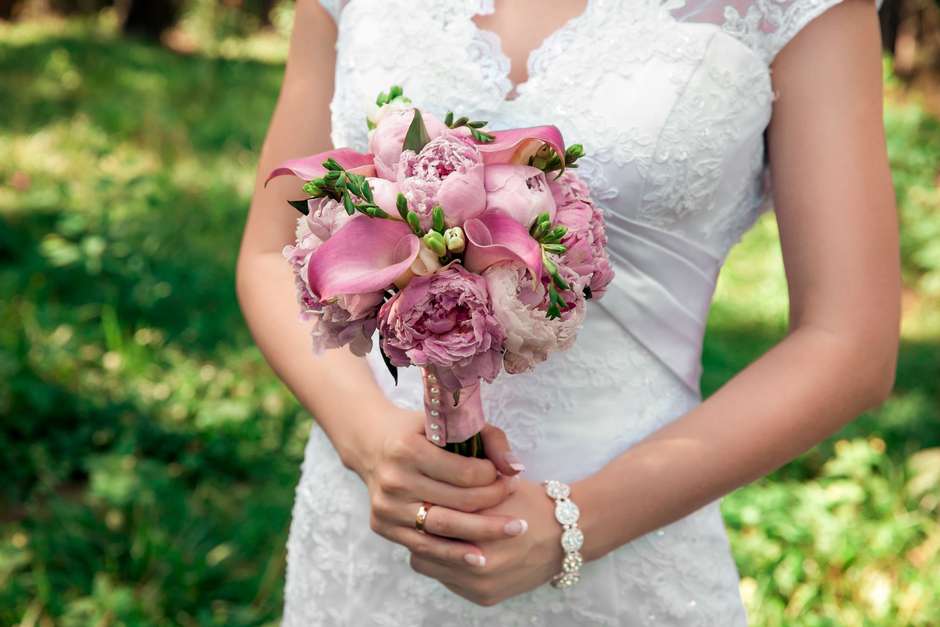 Какие есть варианты красивых и интересных идеи оформления свадебного букета цвета бордо Фото шикарных бордовых с белым букетов невесты на свадьбе