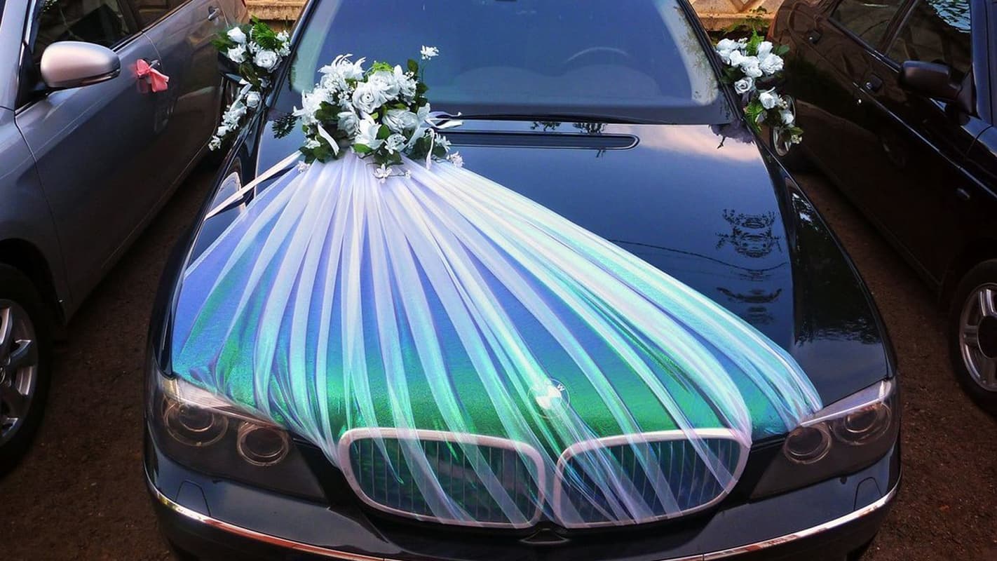 Как прикрепить украшения на свадебную машину
