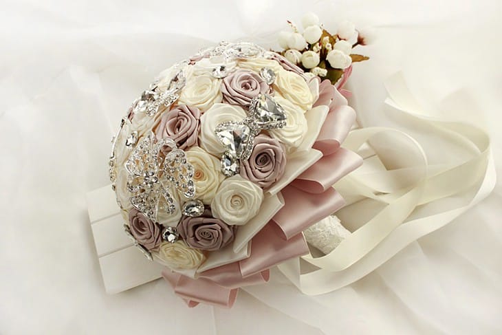 Букет невесты из кремовых роз ? на свадьбу в тренде [2021]: фото & полезные советы